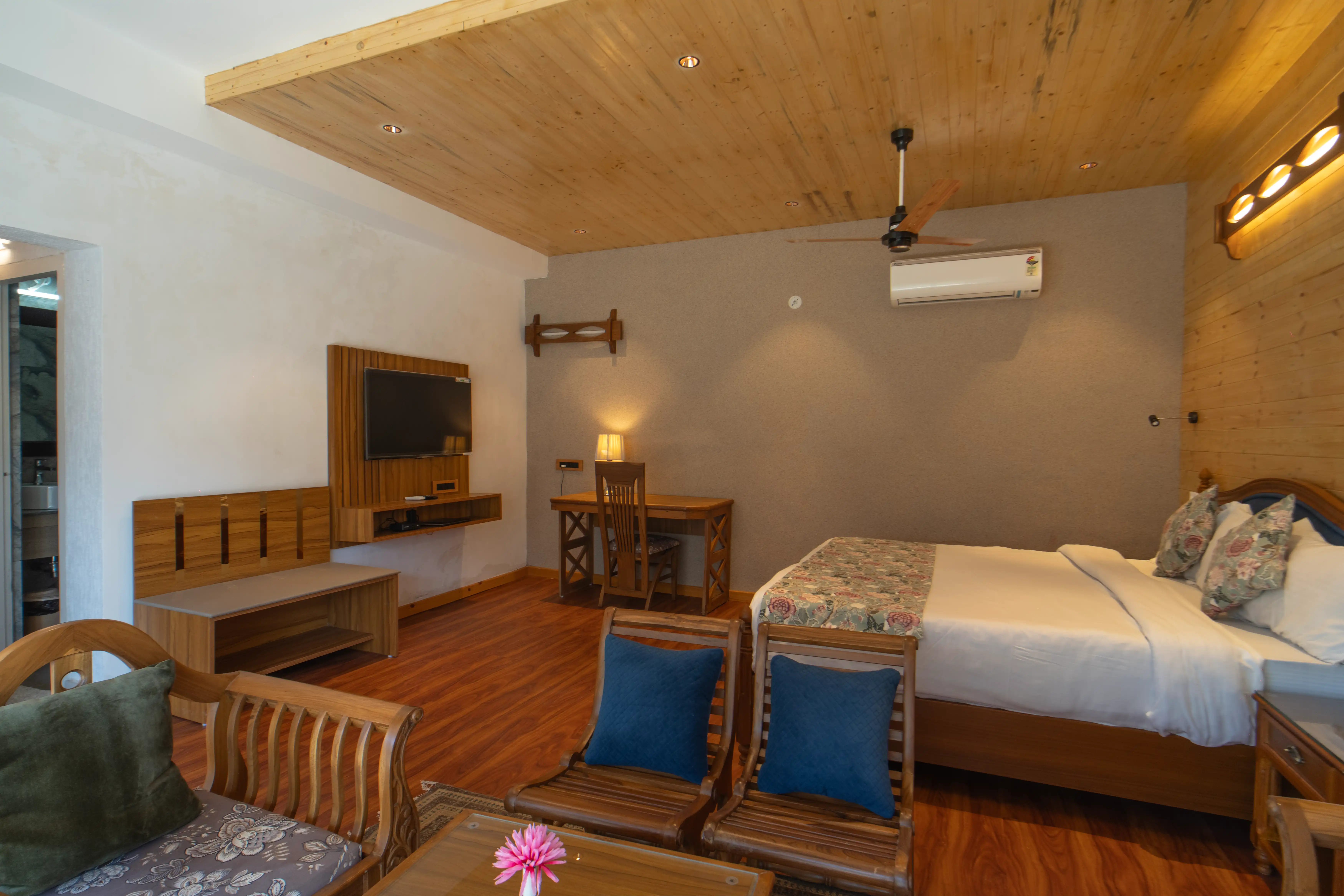 Lake View Premium Cottage on Ground Floor Neelesh Inn Bhimtal